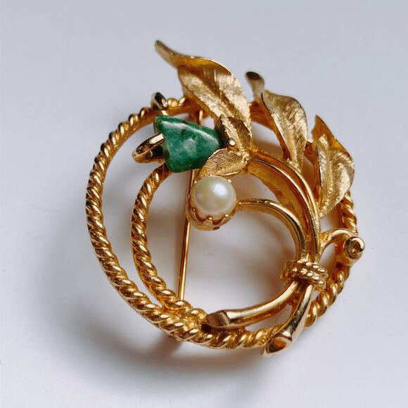 Vintage 50s Gold Tone Leaf Wreath Brooch Faux Pearl Green Stone Mid Century Pin - Picture 4 of 9